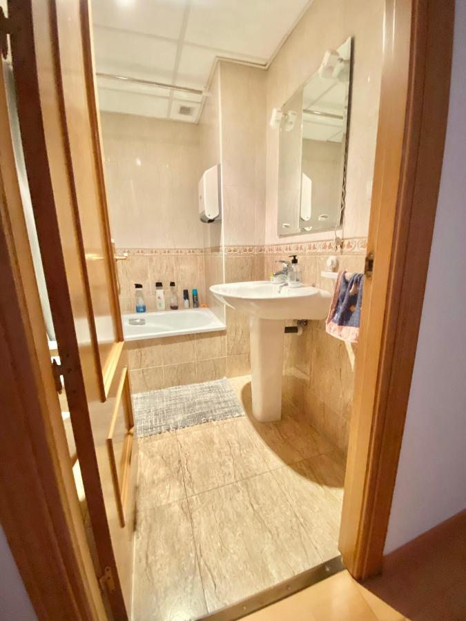 Roni Rooms Салоу Екстер'єр фото